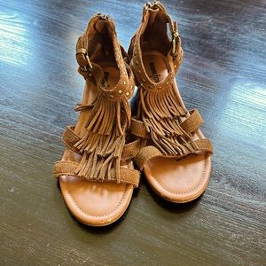 Minnetonka Moccasins suede, fringe sandals